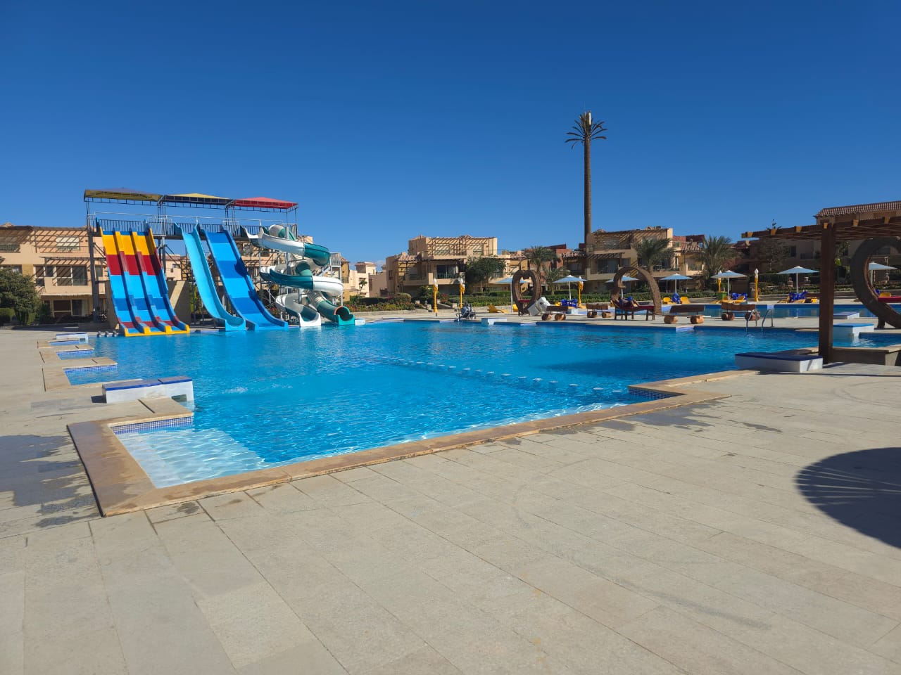 قرية لالونا ازور العين السخنة